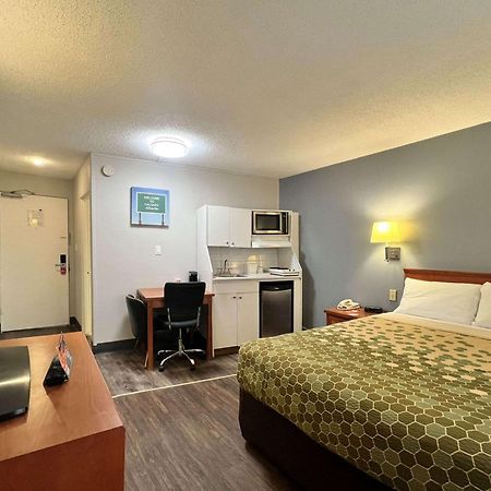 Econo Lodge Motel Village YYC Exterior foto