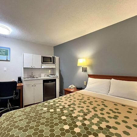 Econo Lodge Motel Village YYC Exterior foto