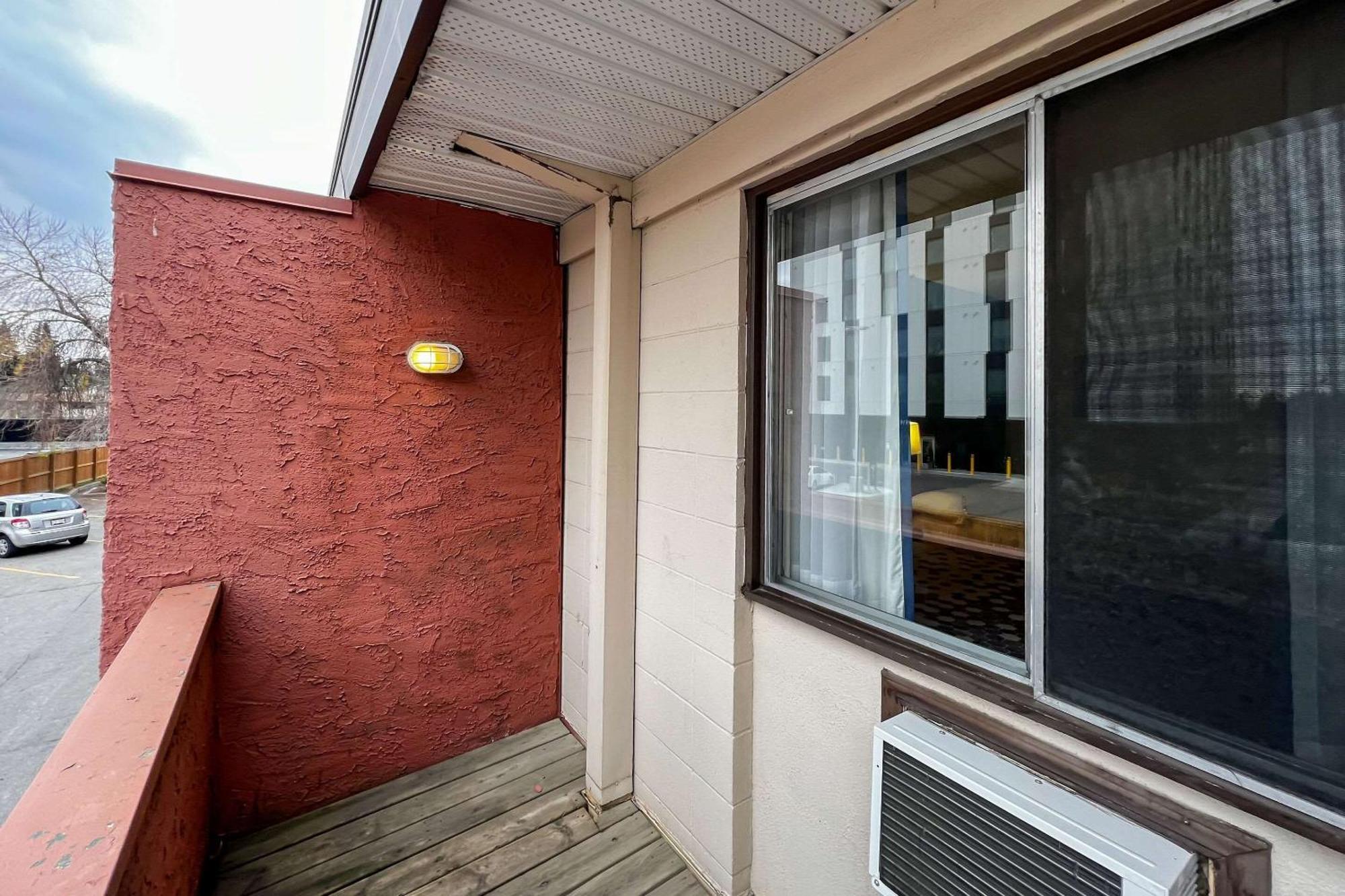 Econo Lodge Motel Village YYC Exterior foto
