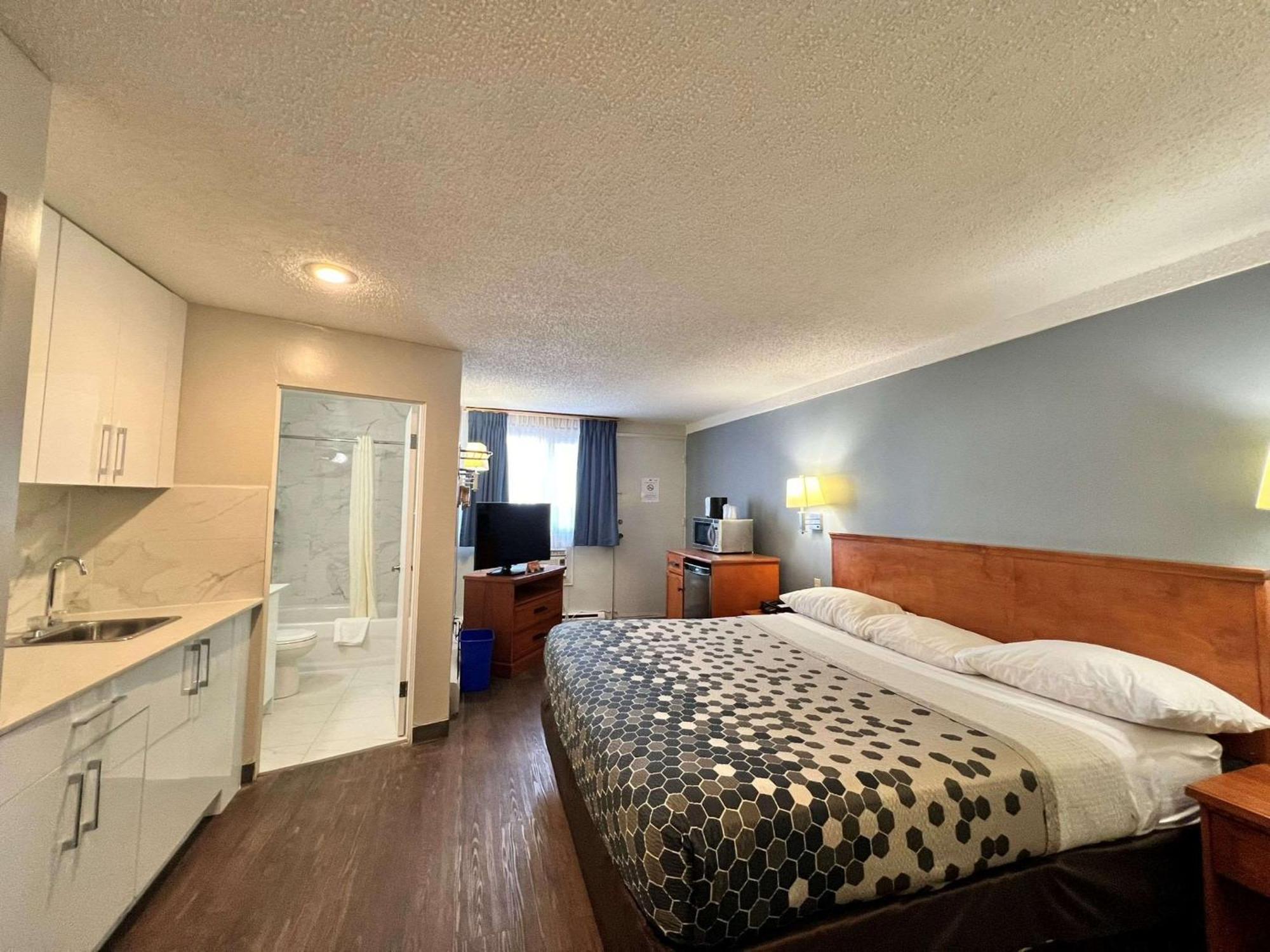 Econo Lodge Motel Village YYC Exterior foto