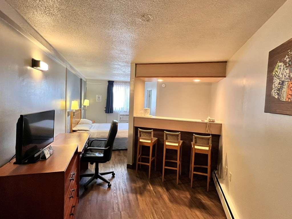 Econo Lodge Motel Village YYC Zimmer foto