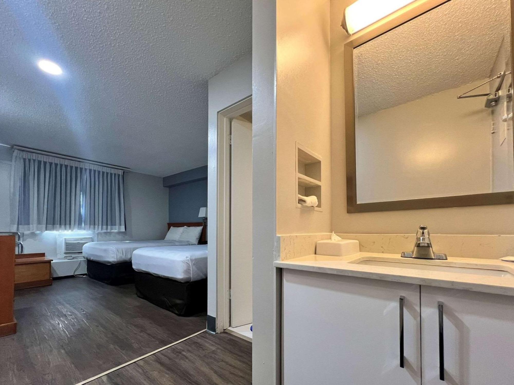 Econo Lodge Motel Village YYC Exterior foto