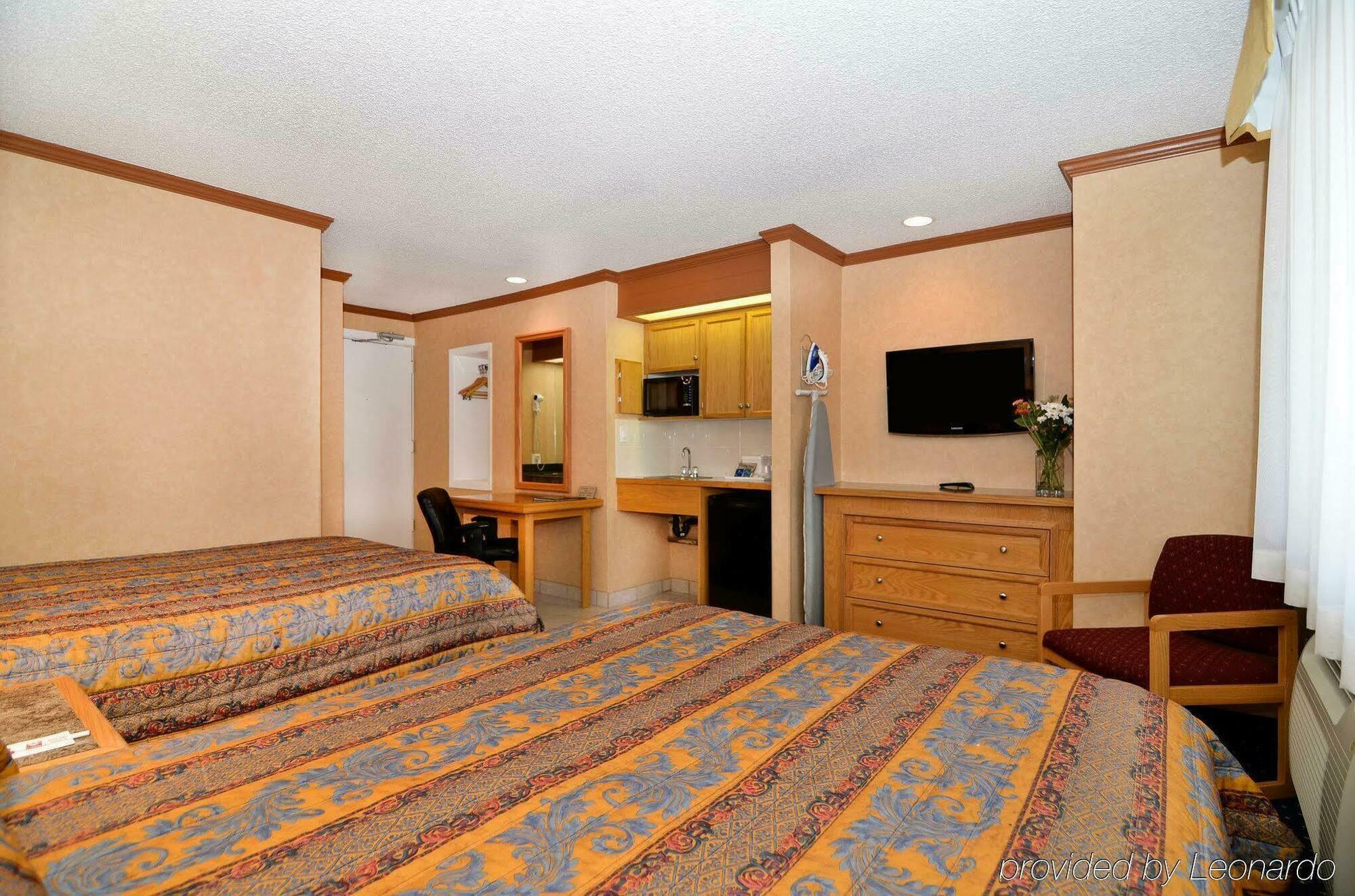 Econo Lodge Motel Village YYC Exterior foto